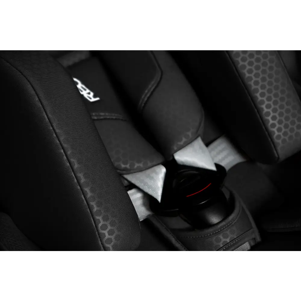 Close-up of the XENON 1 harness buckle, grey straps and padded shoulder covers in Fresh Black.