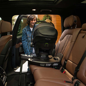 Black nuna base curv isofix car seat base with 360° rotation and subtle green accents for safe child seating